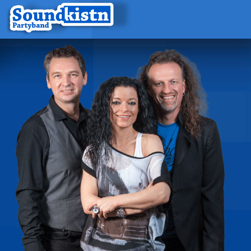 Logo der Band „Soundistn“. Darunter stehen die Musiker Richard, Sabine und Alex in ihren Bühnenoutfits und blicken Richtung Kamera.